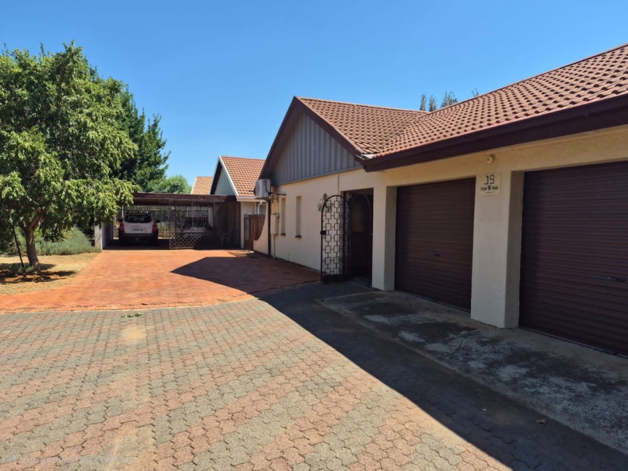 5 Bedroom Property for Sale in Fichardt Park Free State